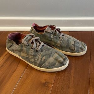 Tom’s Cordones mens 11.5, camo